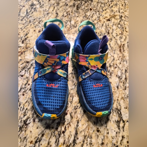 NIKE Lebron Witness 12C - Picture 7 of 7